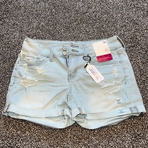 Light wash low rise Midi jean shorts. 4-in inseam stretch. 5/27 W